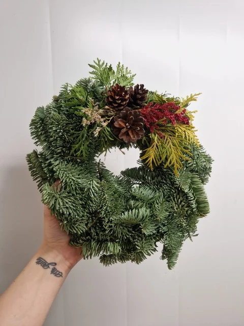 Gravkrans i Granbar med pynt