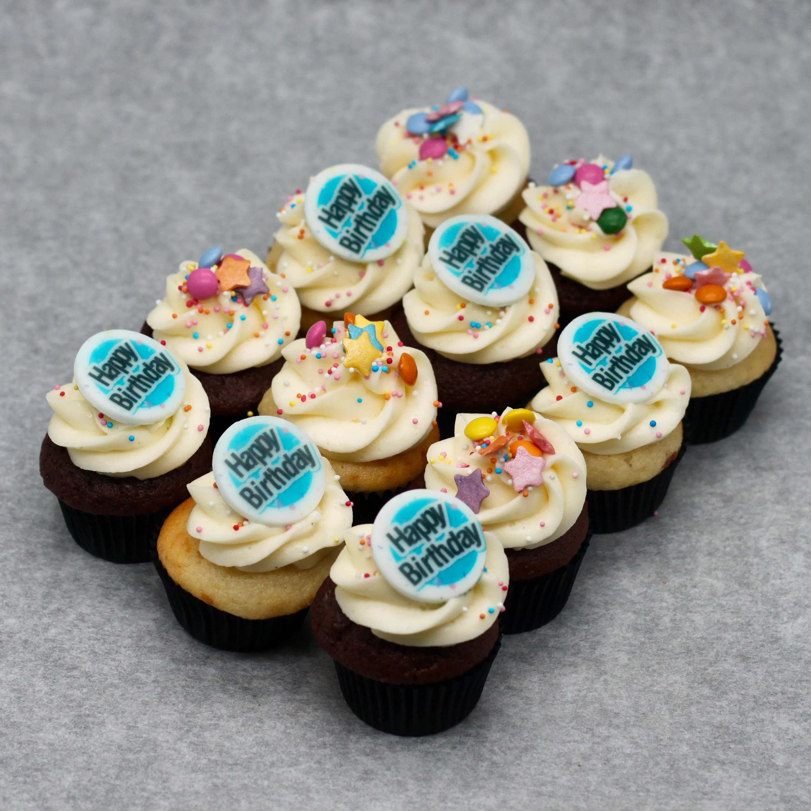 12 Bursdag mini cupcakes