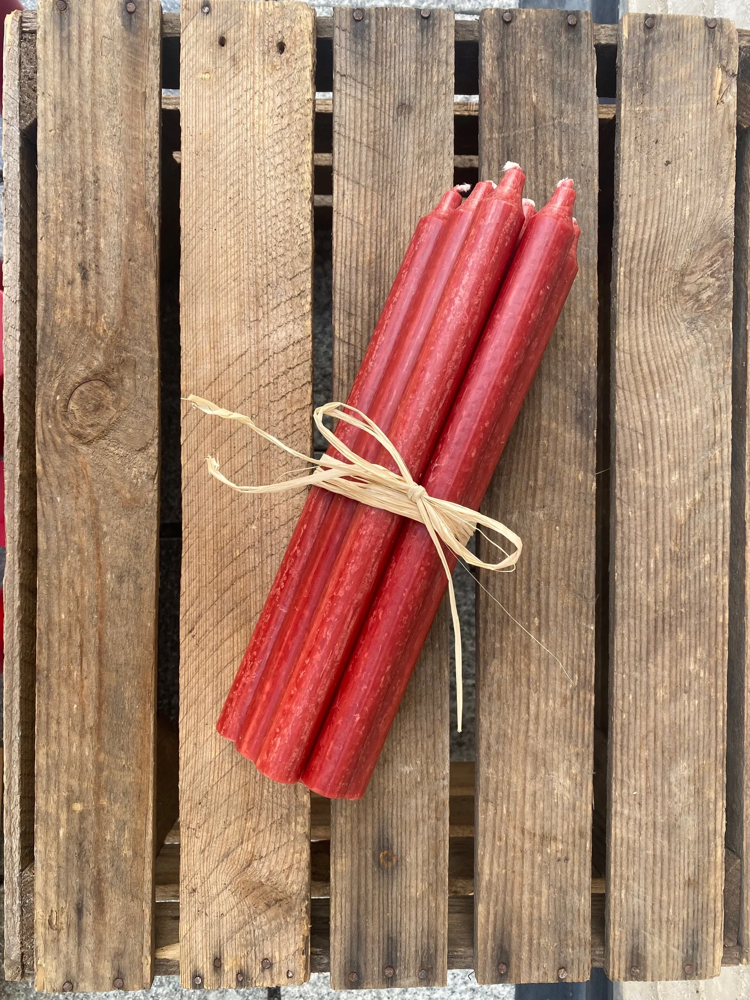 Røde kronelys i 100% stearin