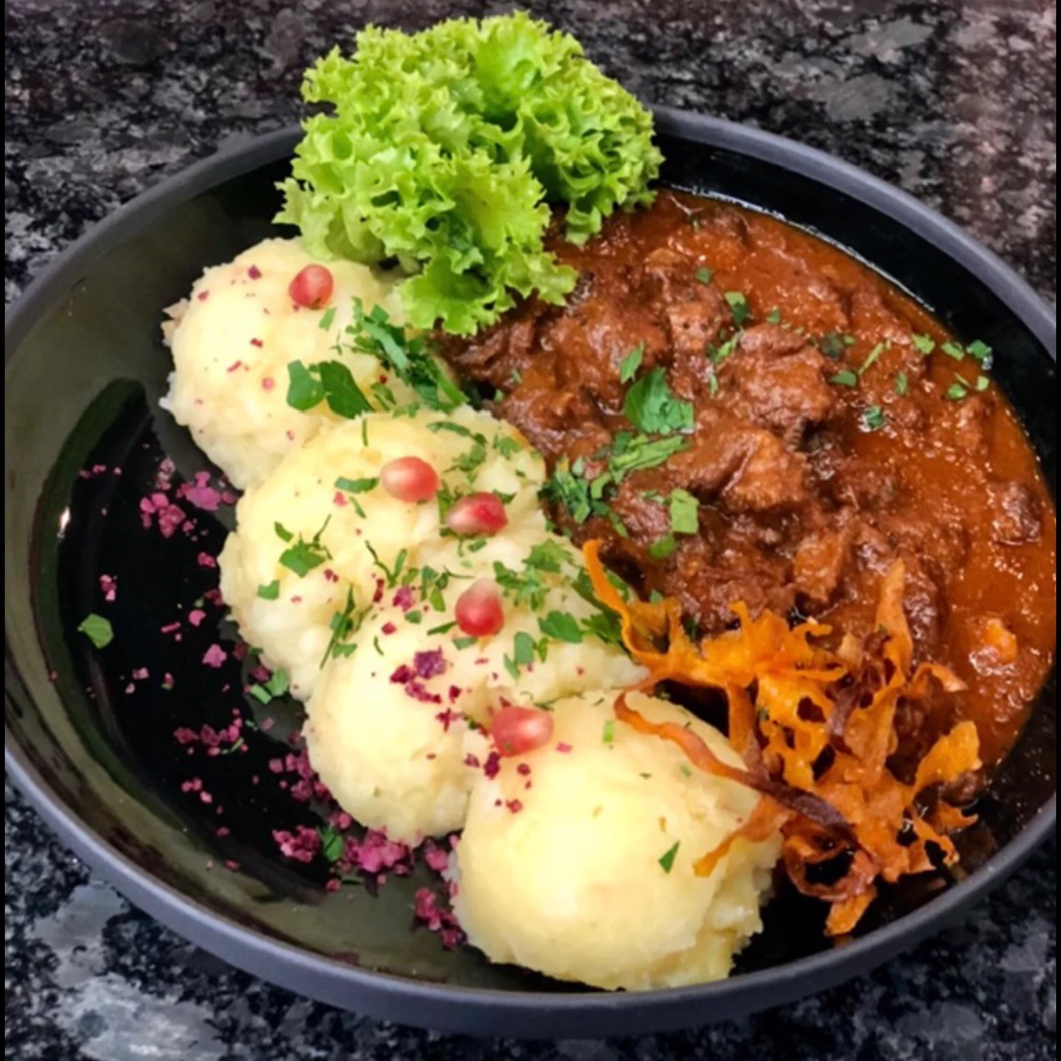 Oksestuing med potetmos eller spätzle