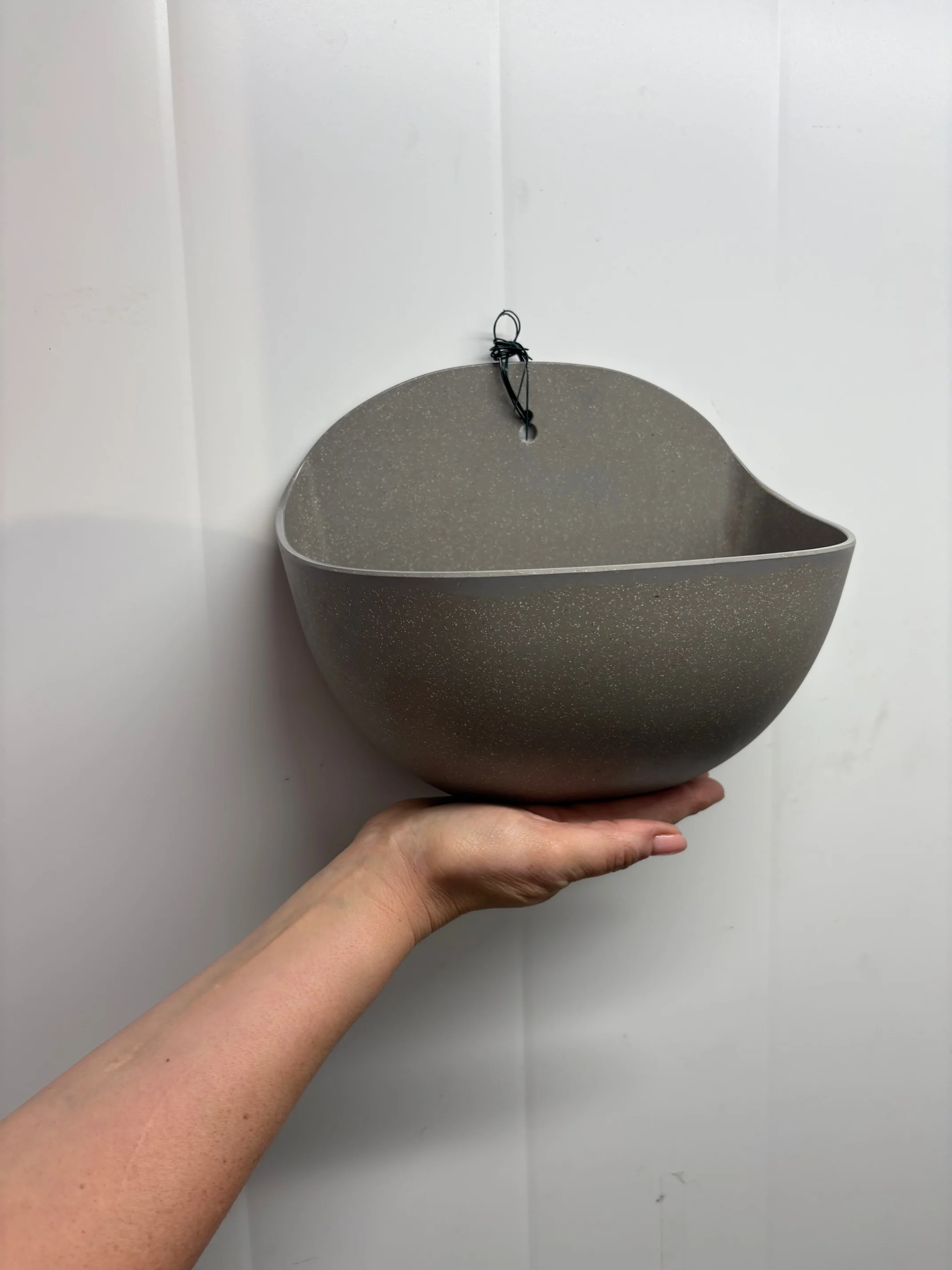 Hengepotte i resirkulert plast