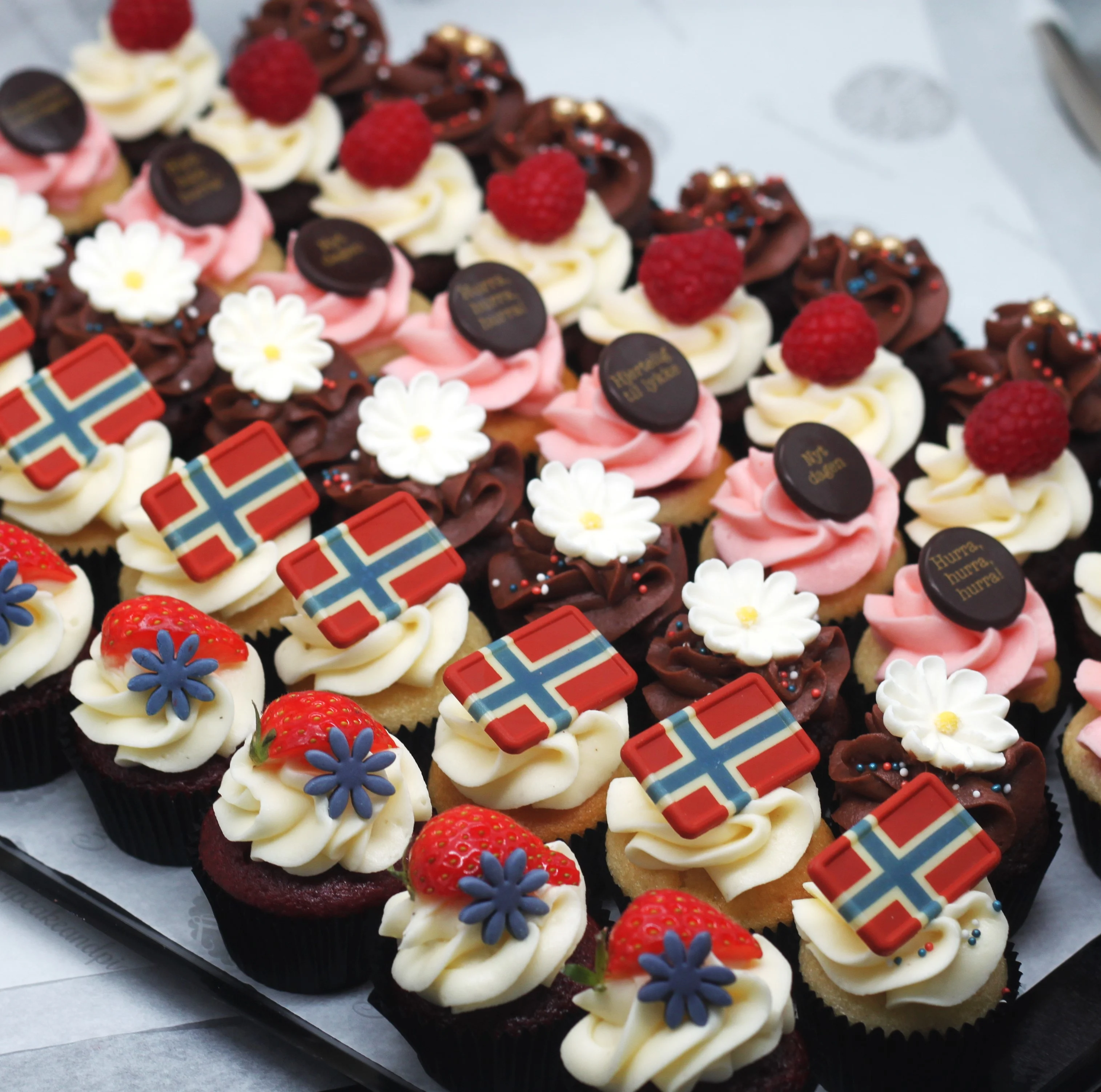 48 mini cupcakes Norway 17 mai