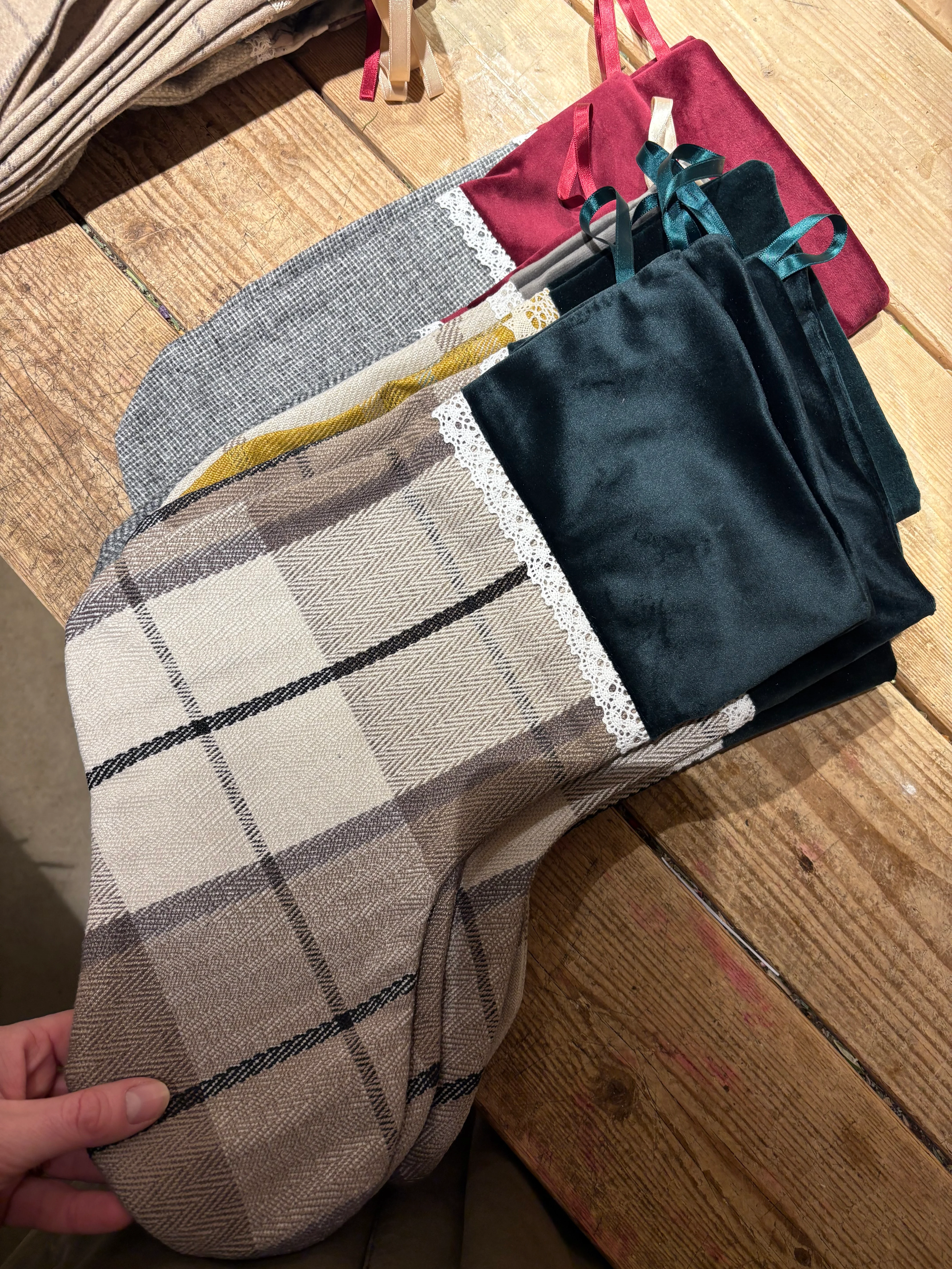 Julestrømpe med gjenbruk tekstil