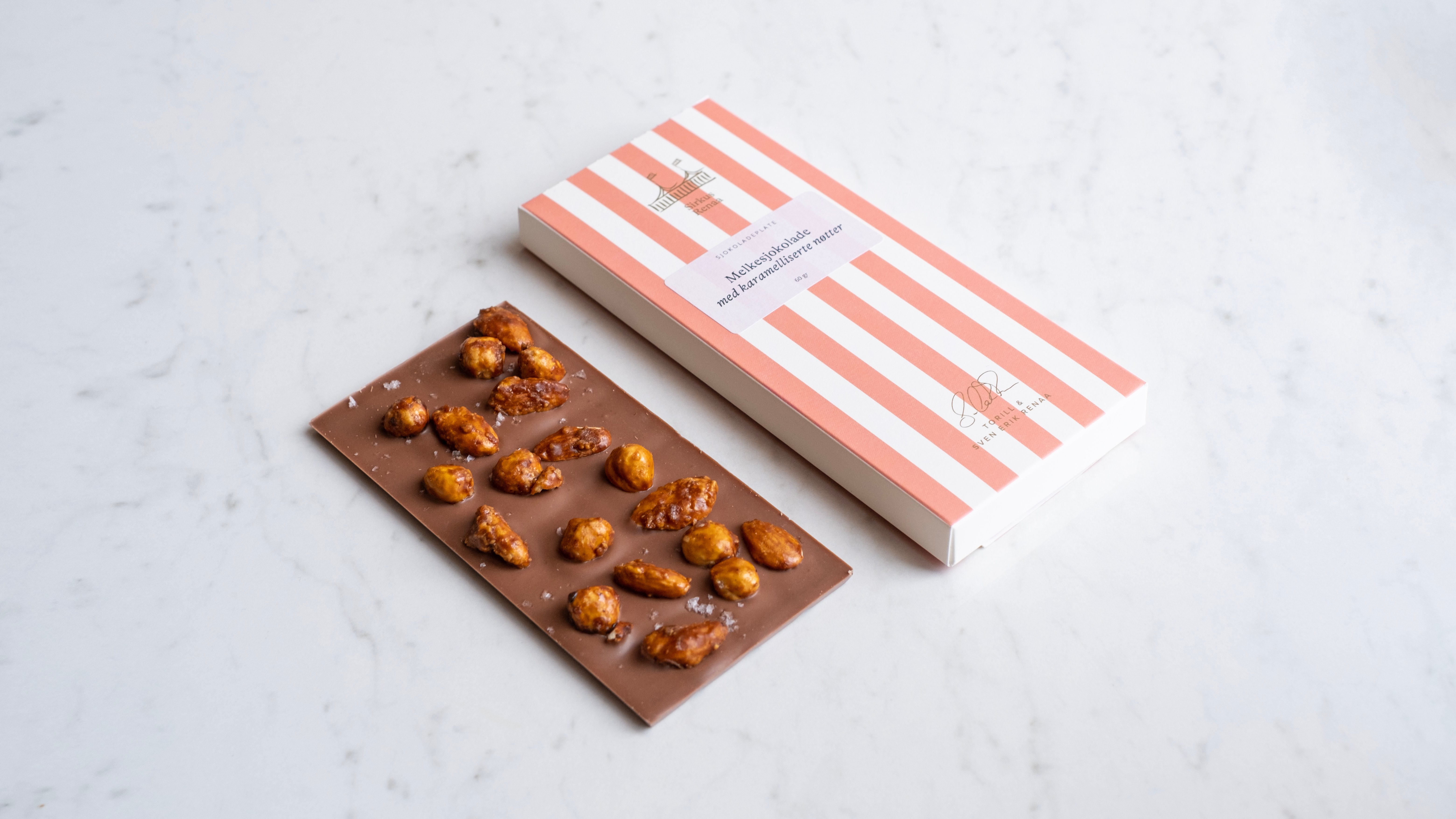 Sjokoladeplate med karamelliserte nøtter